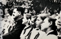 22 Karadeniz Kıyılarında bulunan Artek İzci Kampında öğrencilerle. 1953 (A.Nesin Arşivi).jpg