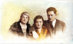 7 Sovyetler Birliği'nden dönüşünde annesi ve kızkardeşiyle. 1924 (Samiye Yaltırım Albü.jpg
